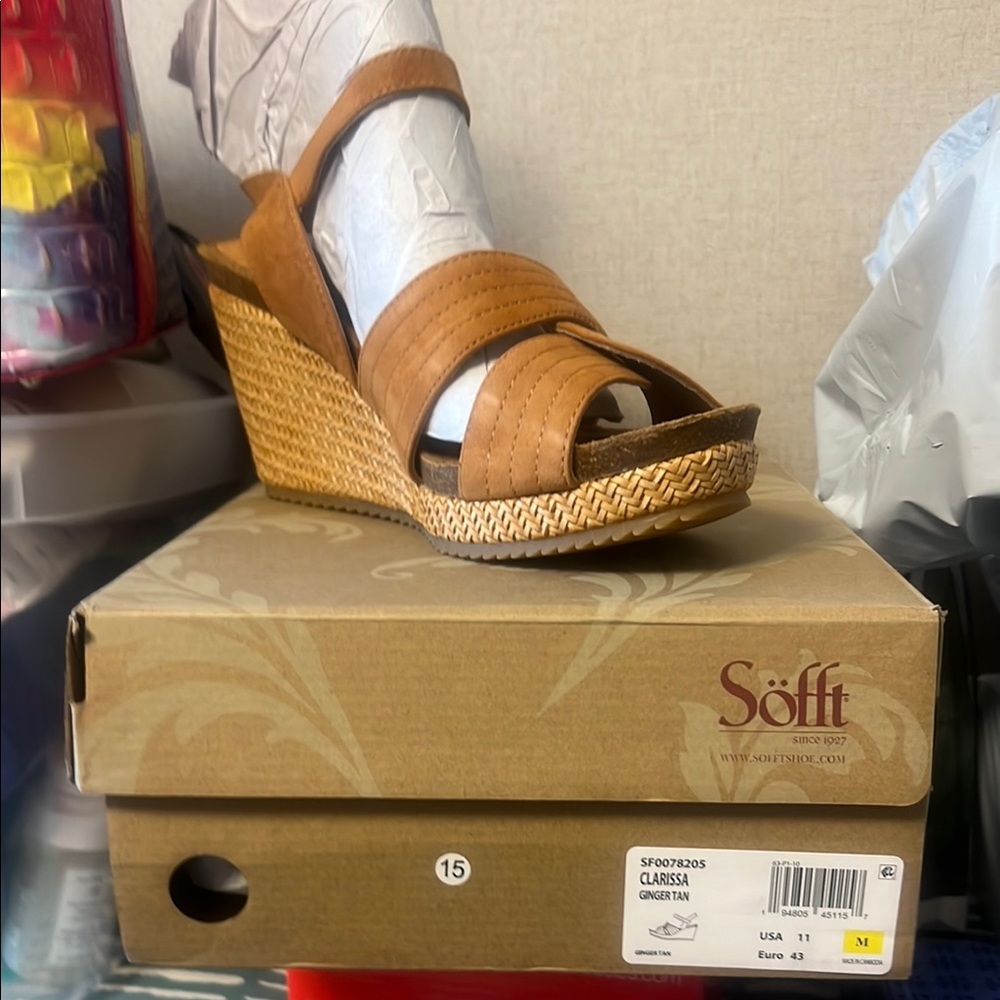 Sofft Women's Tan Wedge Sandals